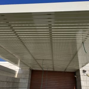 פרגולה מאלומיניום עם חוטים ירוקים תלויים