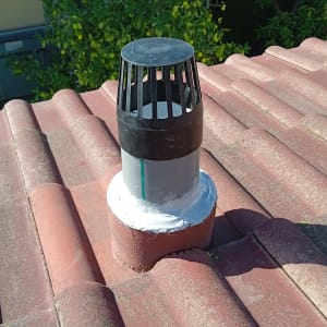 צינור אוורור על גג רעפים אדום