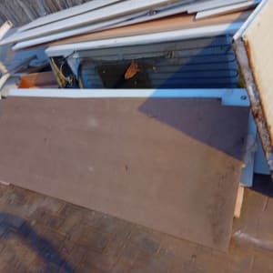 ערימת חפצים ישנים וקרשים על הקרקע