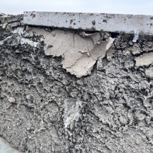 קיר בטון מתקלף ומתייבש עם סדקים גלויים