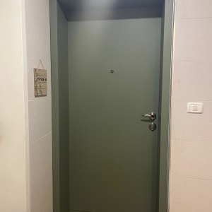 דלת ירוקה עם ידית מתכת ומנעול