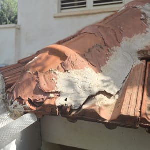גג רעפים עם תיקון בטיח לבן