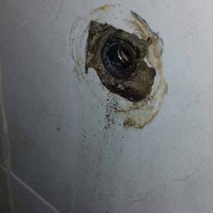 חיבור צינור מים בקיר עם חלודה