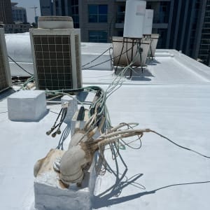 צינורות אטומים על גג עם חומר איטום לבן