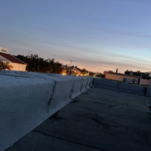 גג אטום עם חומר איטום לבן בשעת בין ערביים