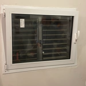 חלון אלומיניום עם תריסים פנימיים