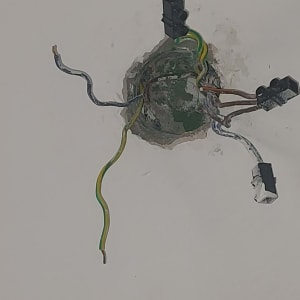 חוטי חשמל חשופים בתקרה עם מחברים