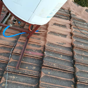 דוד שמש מותקן על גג רעפים