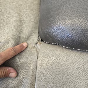 תיקון קרע בריפוד עור עם אצבע מצביע