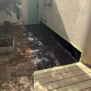 אזור חיצוני עם איטום ליד דלת ירוקה