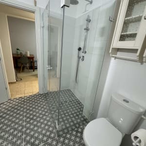 מקלחון זכוכית עם ראש מקלחת וכיור