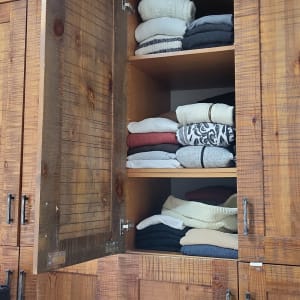 ארון עץ פתוח עם מדפים ודלתות עץ