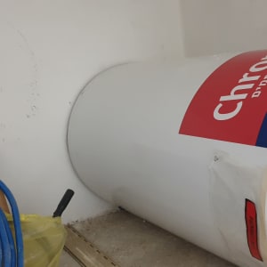 דוד שמש לבן עם מדבקות צבעוניות על הרצפה