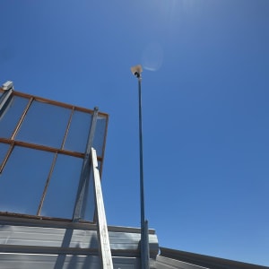 מצלמת אבטחה מותקנת על עמוד גבוה בשמש