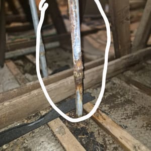 צינור חלוד עם סימני שחיקה על רצפה