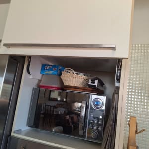 מטבח עם מיקרוגל, סלסלה וארון פתוח