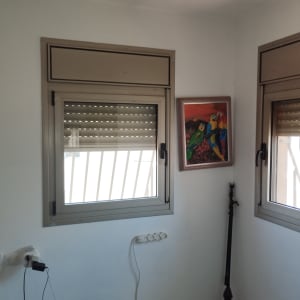 חלונות עם תריסים חומים סגורים למחצה