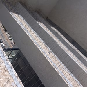 דוקרנים למניעת יונים על מעקה בניין