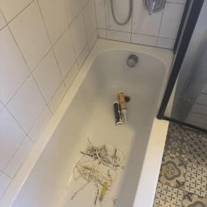 אמבטיה עם כלים וחומרים לשיפוץ