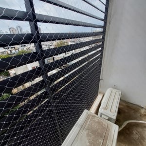 רשת מתכת על מרפסת למניעת כניסת יונים