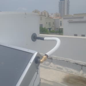 דוד שמש עם צינור מחובר על גג