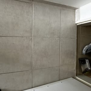 אריחי קרמיקה על קיר, פינה עם כלי עבודה