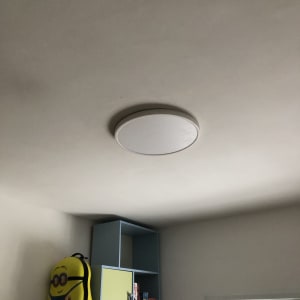 מנורת תקרה עגולה מותקנת על התקרה