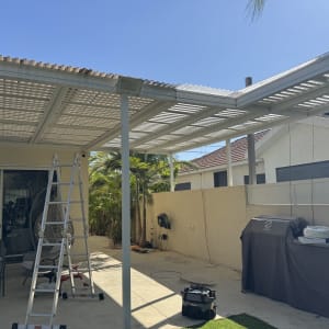 סולם מתחת לפרגולה בחצר עם צל