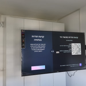 טלוויזיה מותקנת על קיר עם הגדרות תצוגה