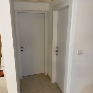 שתי דלתות לבנות במסדרון פנימי
