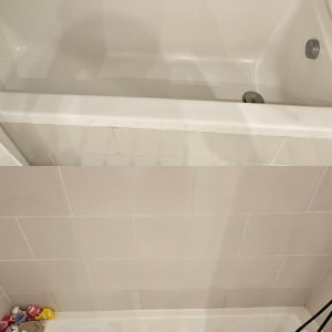 אמבטיה עם צעצועים ודוש סיליקון