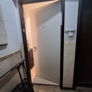 דלת פתוחה עם מזוודה ליד הכניסה