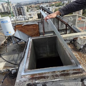 פתח גג עם מסגרת מתכת בעיר