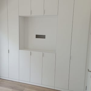 ארון קיר לבן עם דלתות ומדפים