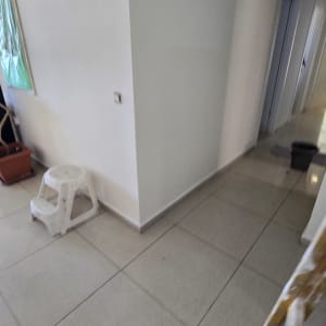 קיר צבוע בלבן