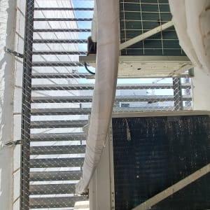 רשת למניעת כניסת יונים על מבנה חיצוני