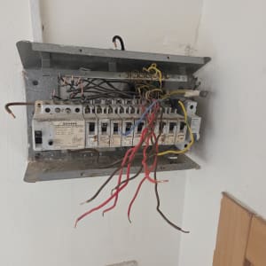 לוח חשמל עם חוטים חשופים ותקלות