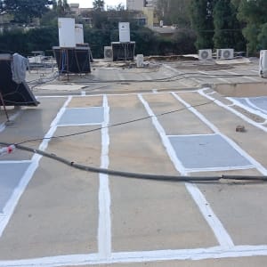 גג עם קווים לבנים לאיטום