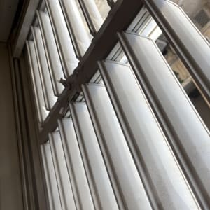 חלון נקי עם תריסים פתוחים