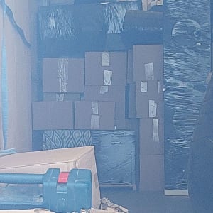 תמונה של קרטונים וציוד ארוזים במשאית הובלה