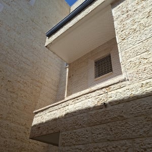 רשת יונים מותקנת על קיר בניין