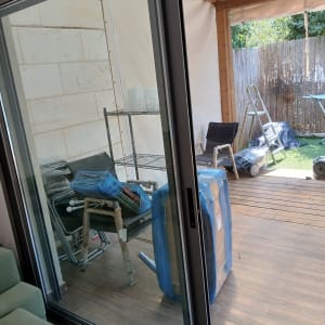 דלת הזזה מזכוכית עם תריסים בחצר
