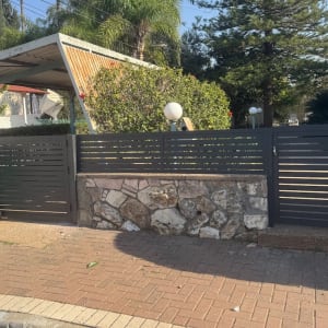 פרגולה מאלומיניום עם גג משופע