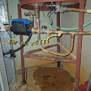 מערכת צנרת ומיכל מים עם חלודה ונזילה