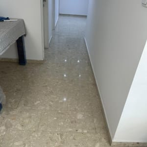 רצפה נקייה ומבריקה במסדרון מואר