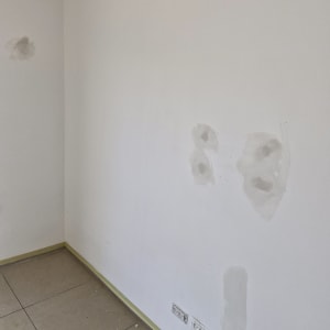 תיקוני שפכטל והכנת קיר לצביעה בחדר