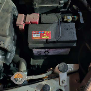 מצבר רכב עם כבלים וחיבורים חשמליים