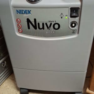 מכשיר חמצן נייד עם גלגלים על רצפה