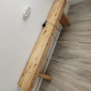 שולחן עץ עם כבל חשמל על רצפה