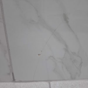 אריח קרמיקה עם סדק ופגמים